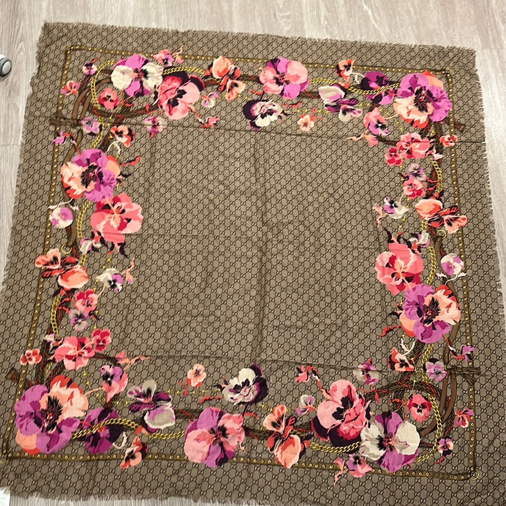 GUCCI BIG PANSHIE GG MONOGRAM PINK FLOWER SCARF SHAWL 140x140